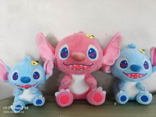 STICH CON FLOR AZUL Y ROSA 40 CM