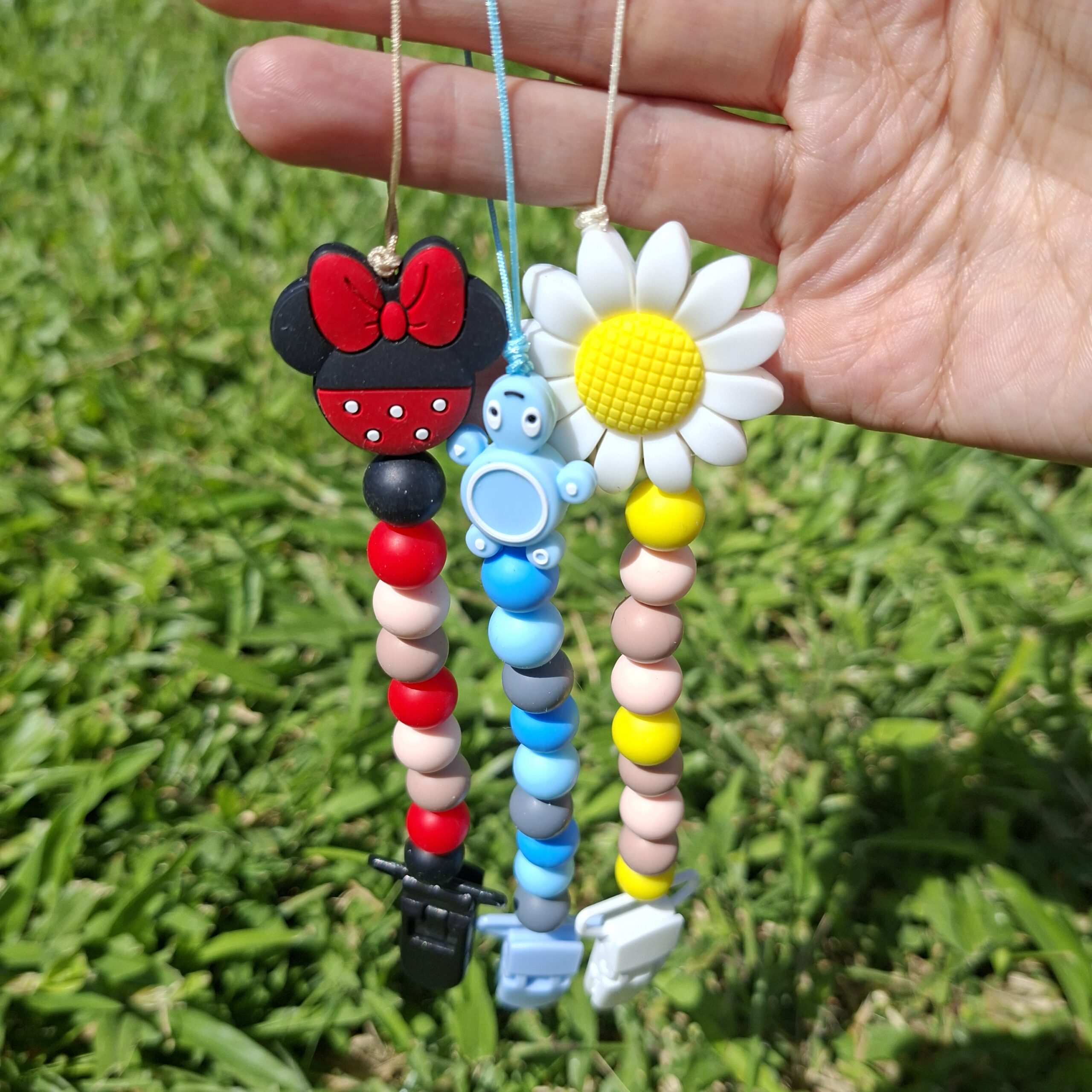 Portachupetes con aplique y esferas de silicona