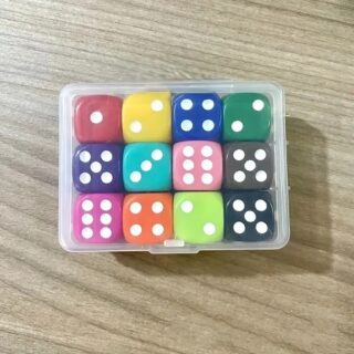 Estuche con 12 dados de colores